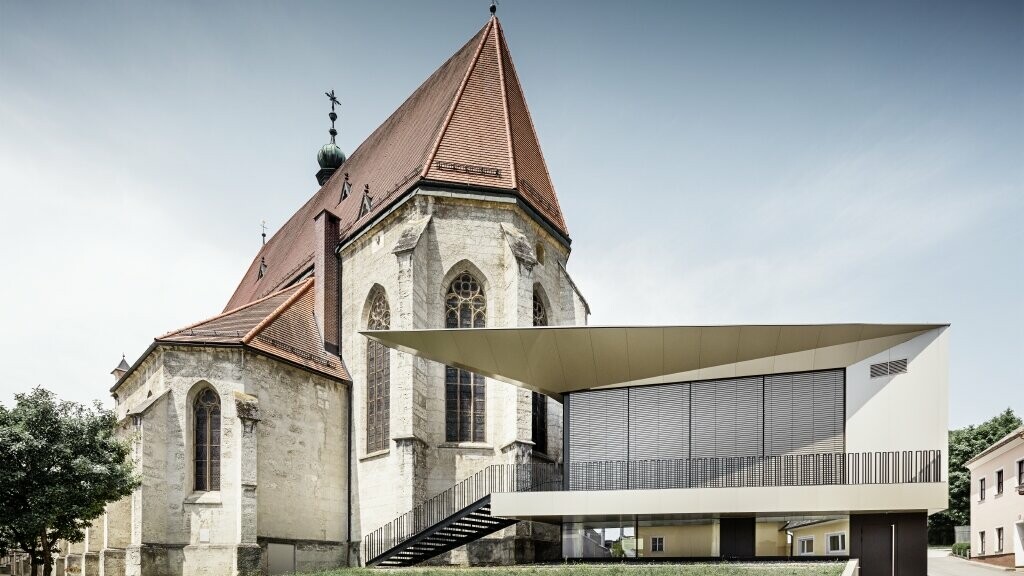 Frontansicht der Kirche und des Pfarrzentrums mit PREFA Fassade in Sierning (Oberösterreich)
