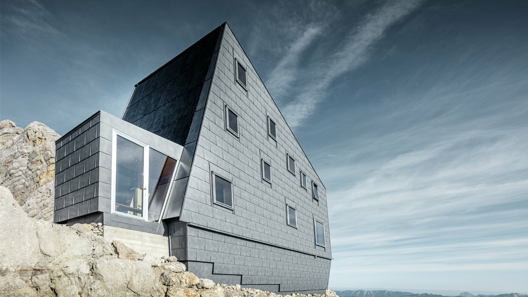seitliche Ansicht der Seethalerhütte auf 2.740 Meter, verkleidet mit PREFA Dach- und Fassadenpaneelen FX.12 in P.10 Steingrau