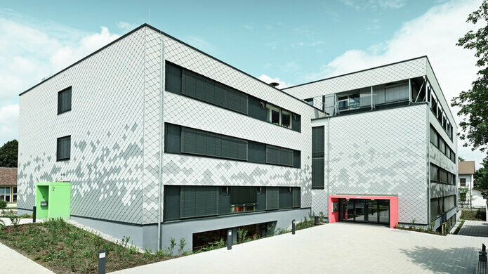 Deutsche Schule mit PREFA Wandrauten an der Fassade