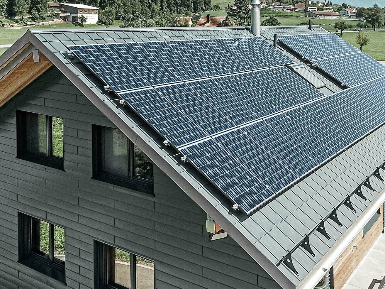 Photovoltaikanlage auf PREFA Dach montiert mit den Solarhaltern und der Profilschiene für sicheren Halt.
