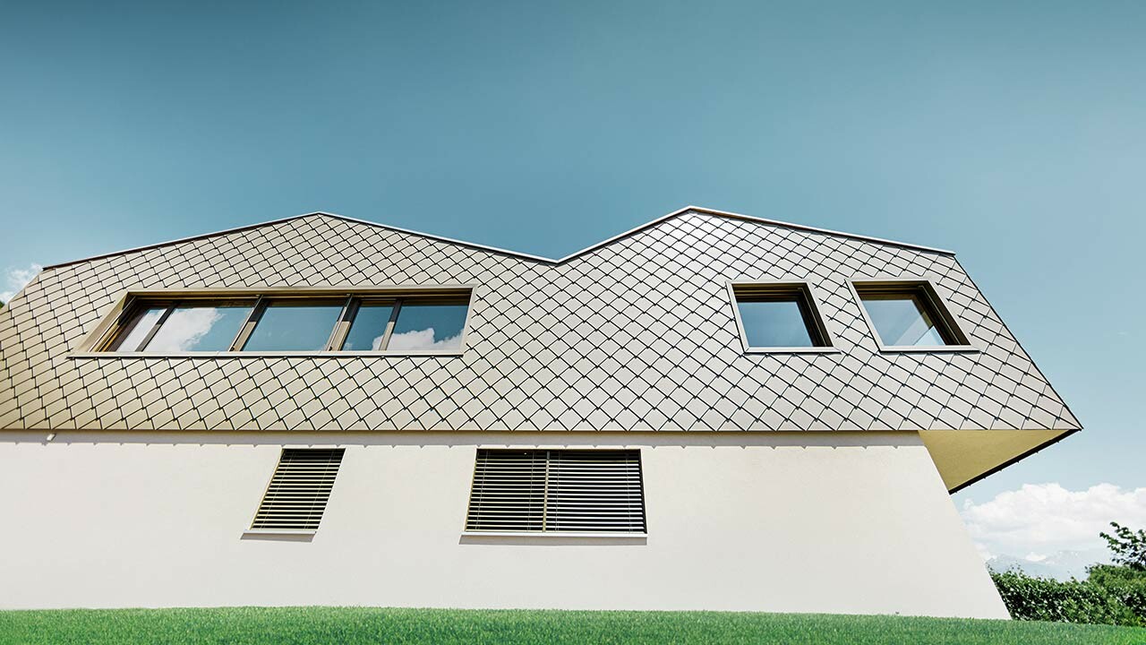 Modernes Einfamilienhaus in den Weinbergen des Rhônetals mit der PREFA Wandraute in Bronze verkleidet mit unterschiedlichen Dachhöhen