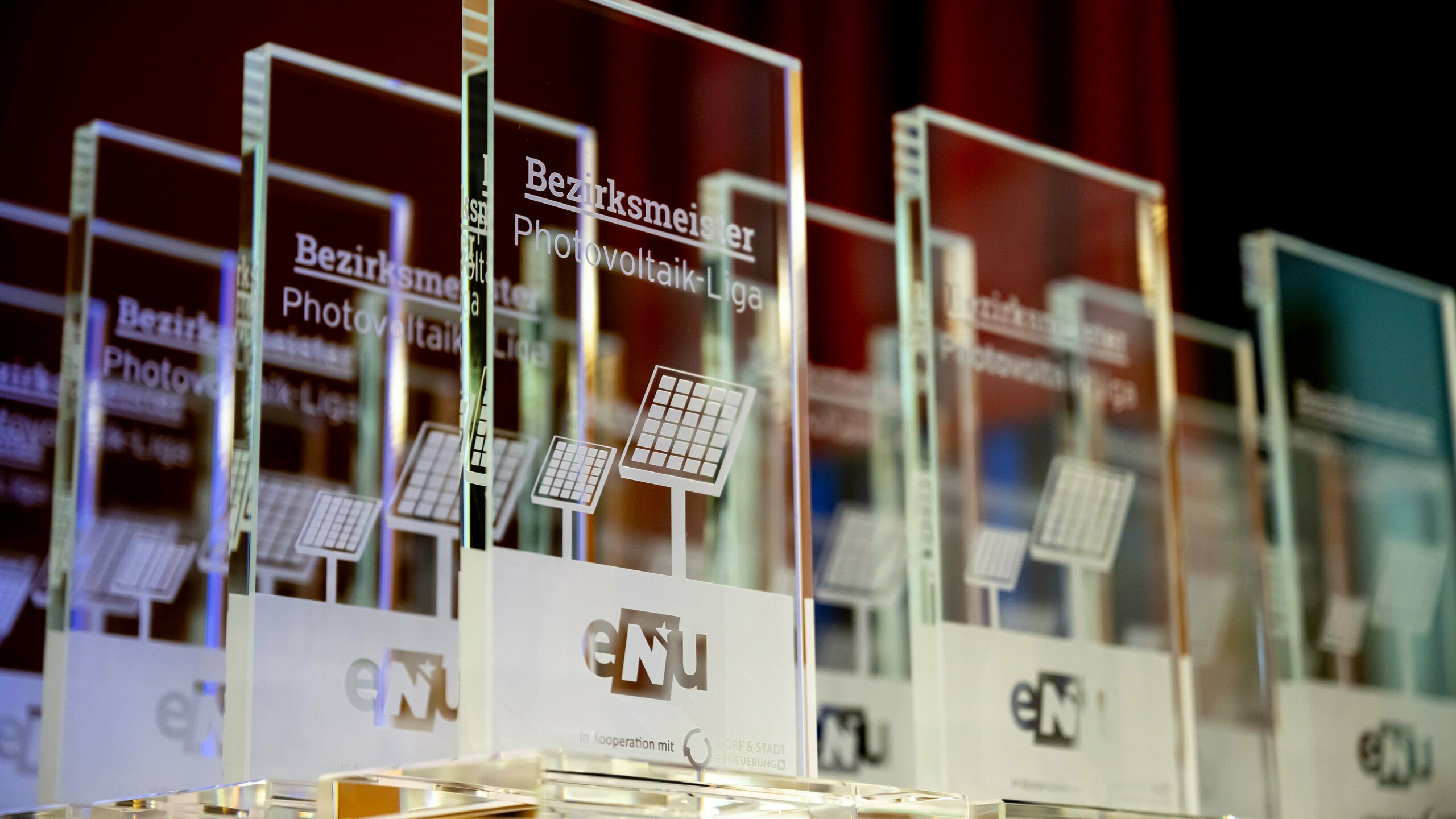 Foto von aufgereihten Innovationspreisen vom Land Niederösterreich.
