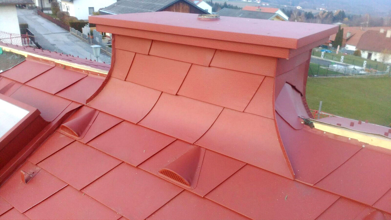 Kamin, eingedeckt mit roten PREFA Dachschindeln