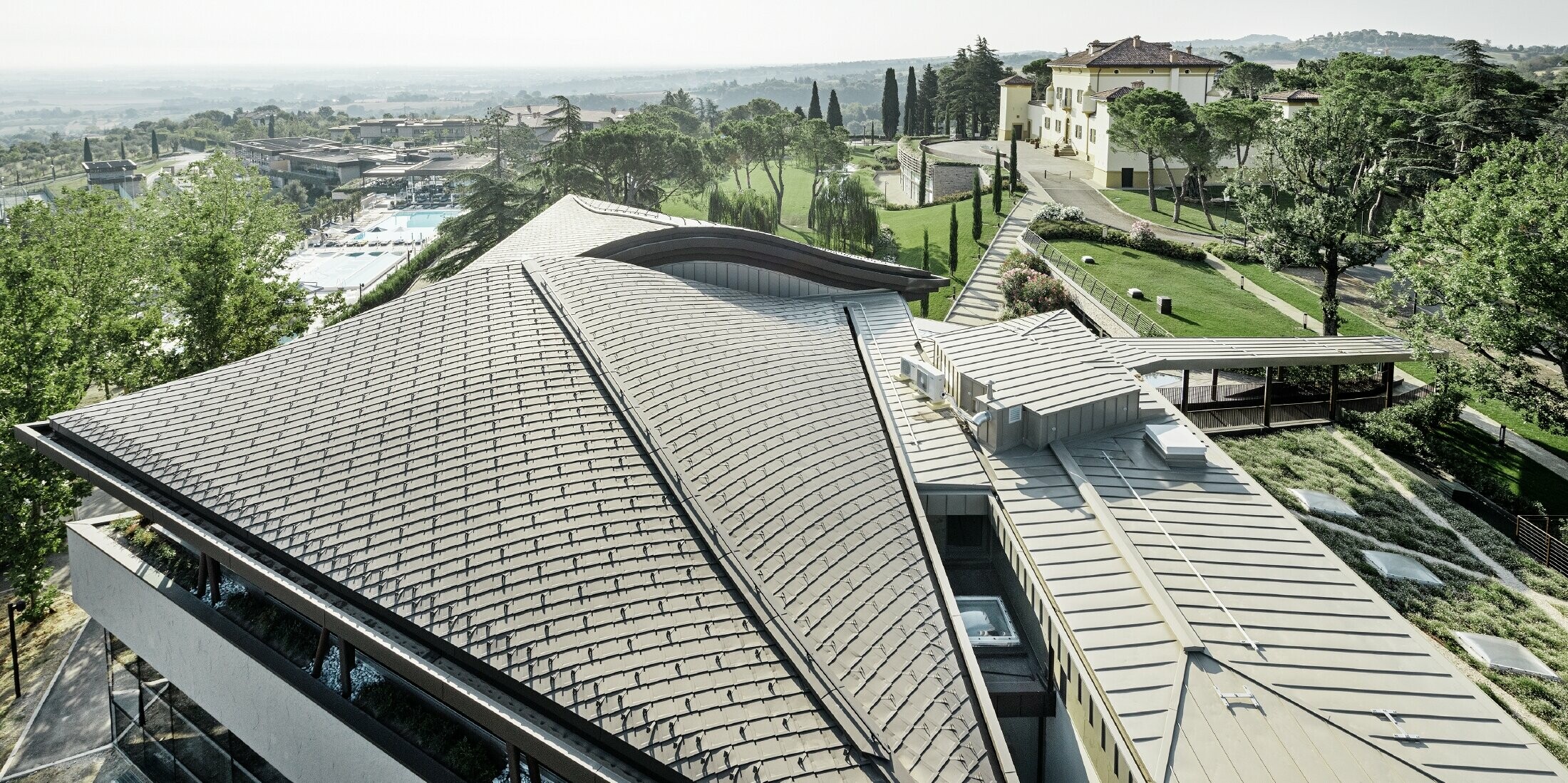 Palazzo des Golfresorts Varignana mit einem weitläufigen PREFA Aluminiumdach in braun