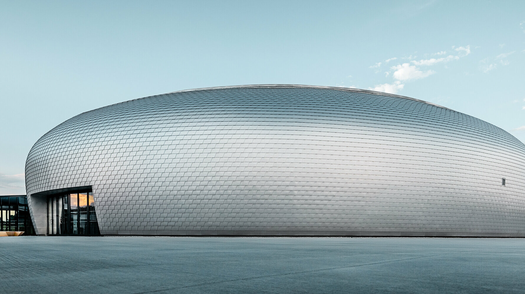 Tschechische Sporthalle mit PREFA Aluminium-Schindeln in Naturblank