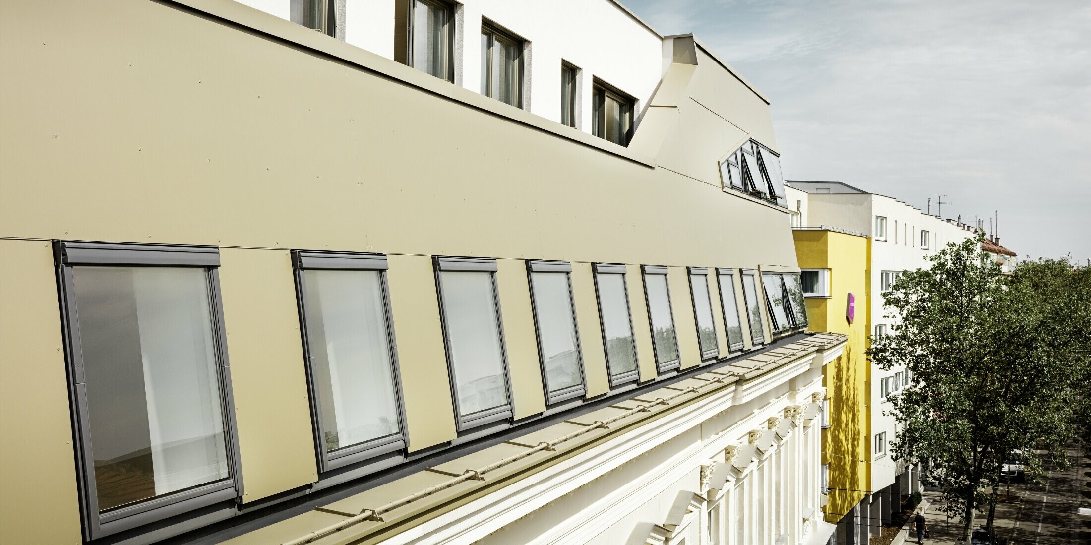 Dachflächenausbau in der Schloßhofer Straße in Wien mit der Aluminium Verbundplatte in bronze von PREFA