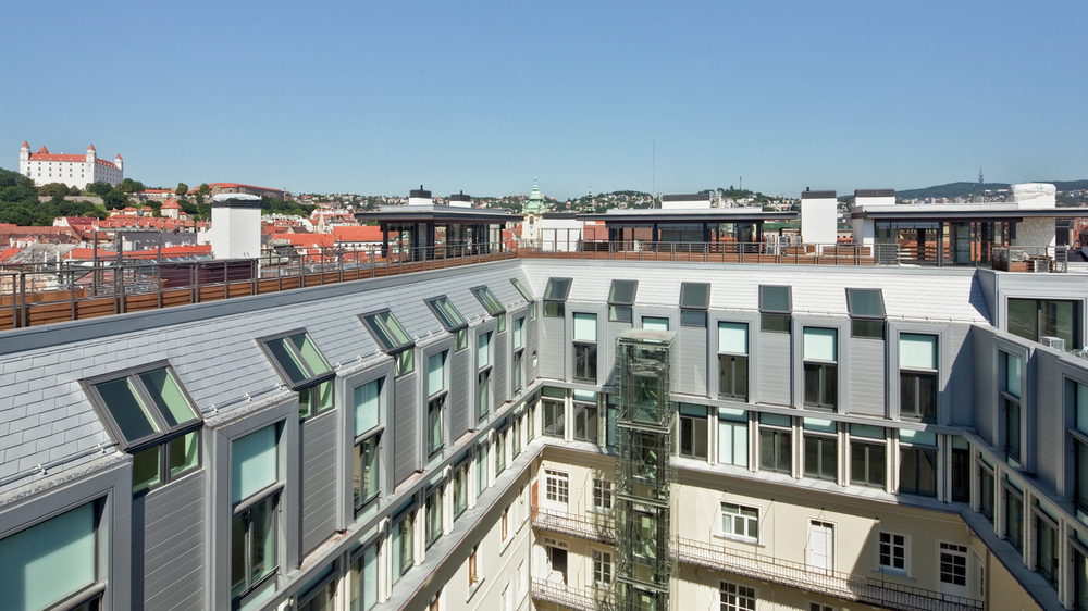 Palais Motešických mit der Dachschindel und Siding in der Farbe Silbermetallic