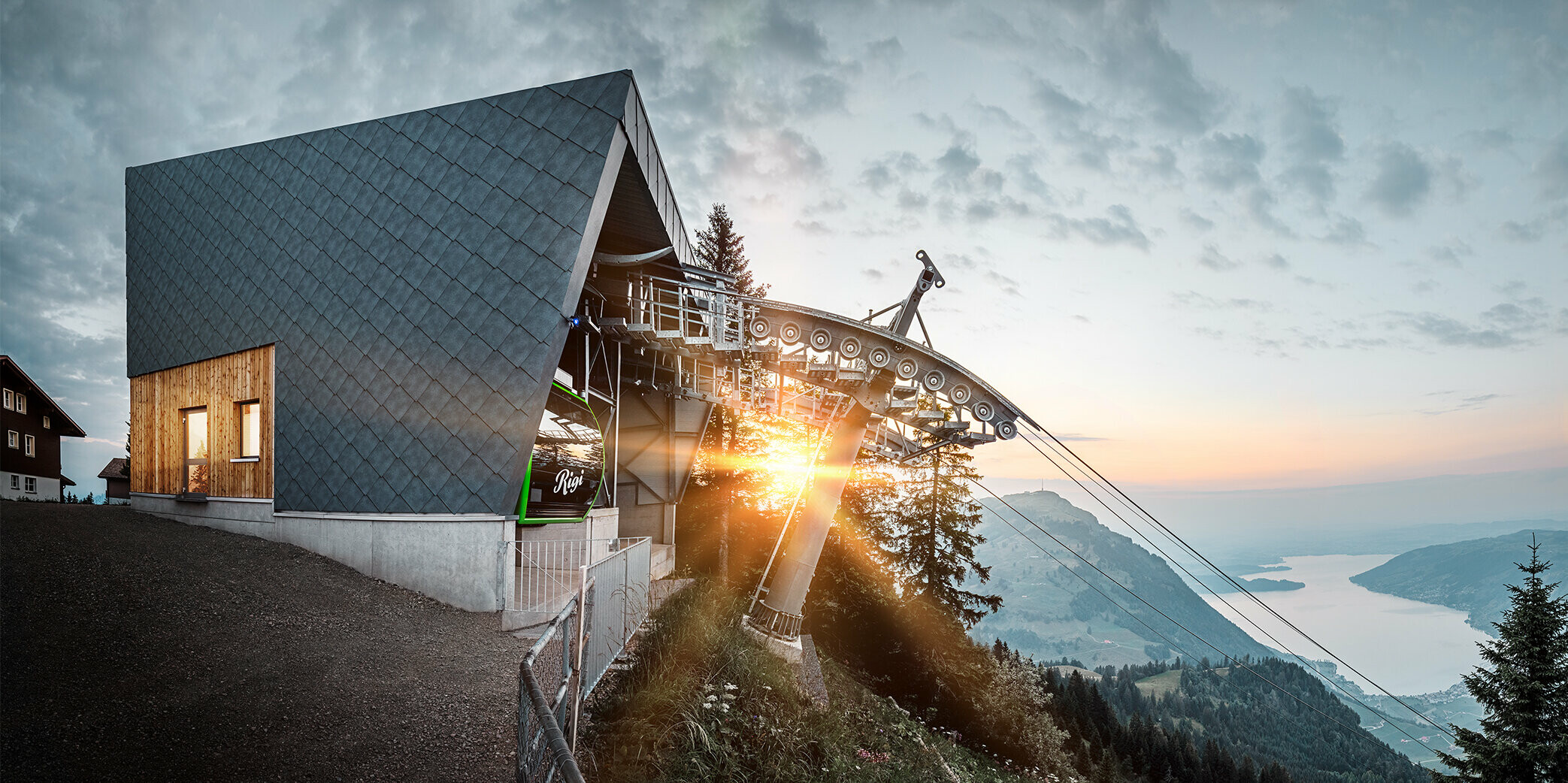 Die Bergstation der Rigi Bahn Scheidegg bei Sonnenaufgang. Die neu sanierte Bergstation wurde mit der PREFA Wandraute 44 × 44 in P.10 Steingrau eingekleidet.