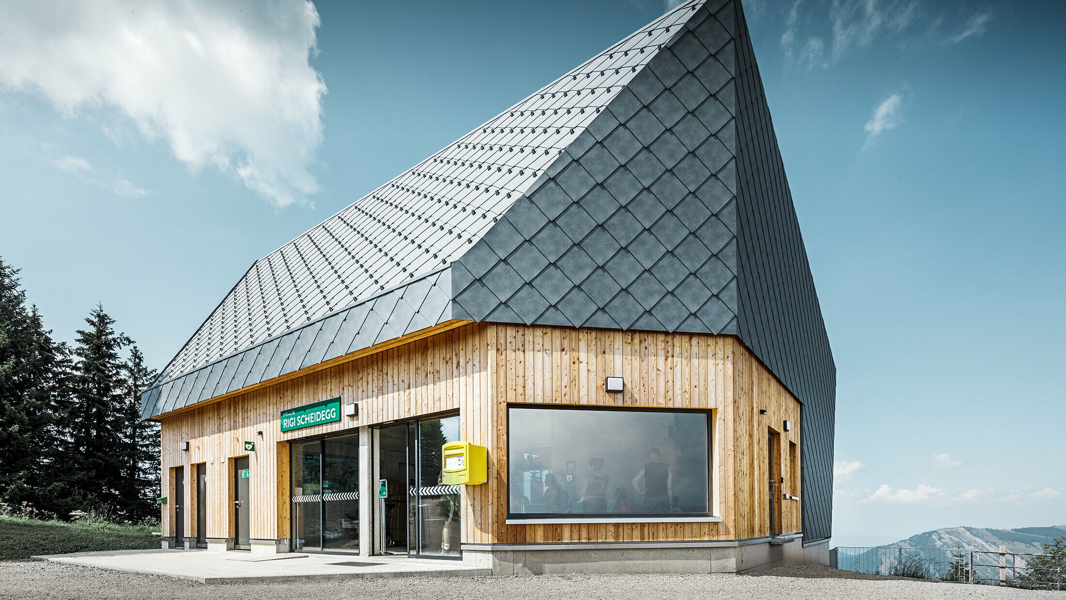 Bergstation der Rigi Bahn Scheidegg in Goldau, Schweiz. Das Dach und ein Teil der Fassade wurde mit der Dach- und Wandraute 44 × 44 in P.10 Steingrau eingedeckt.