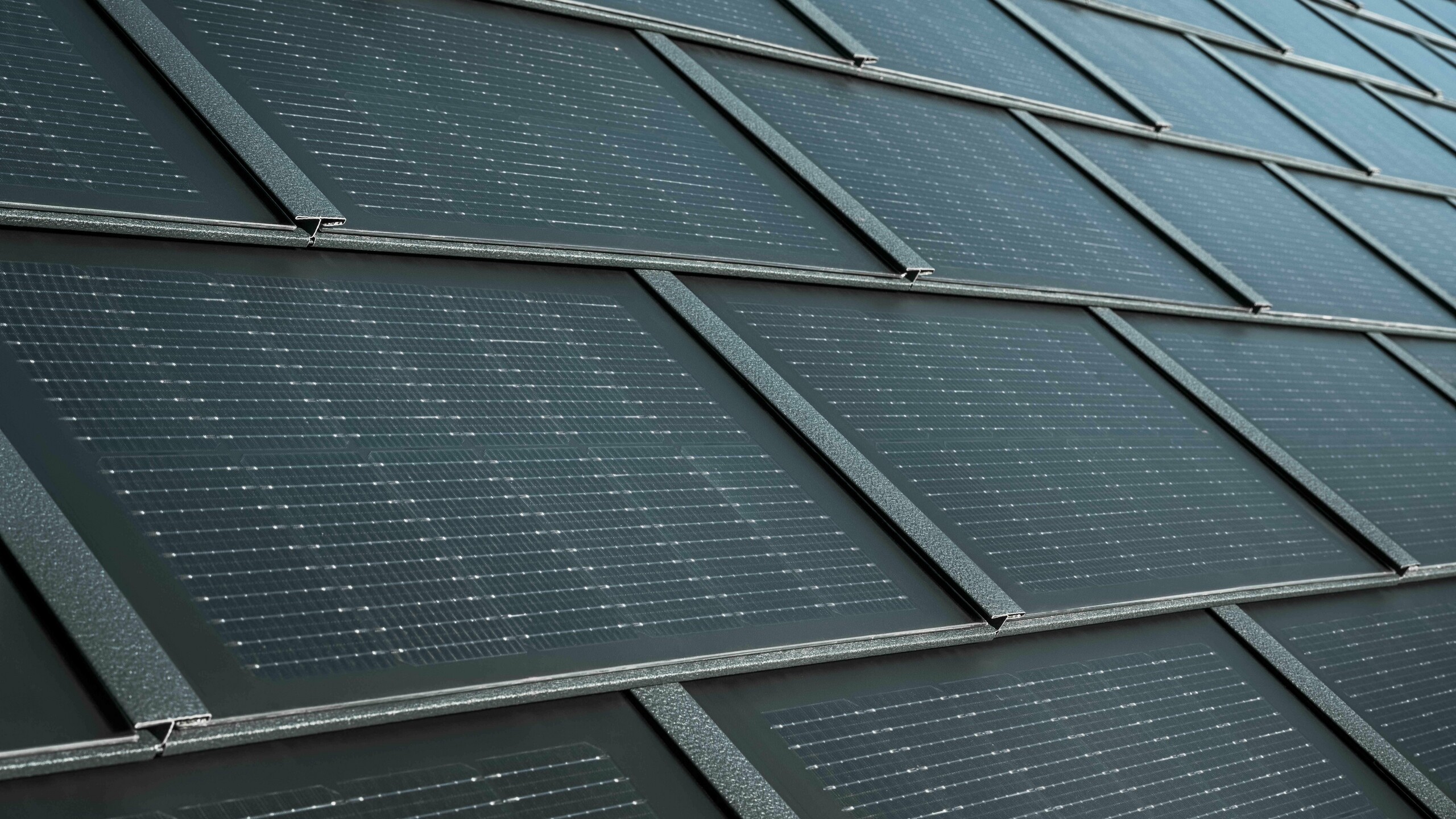 Nahaufnahme der verlegten PREFA Solardachplatte 