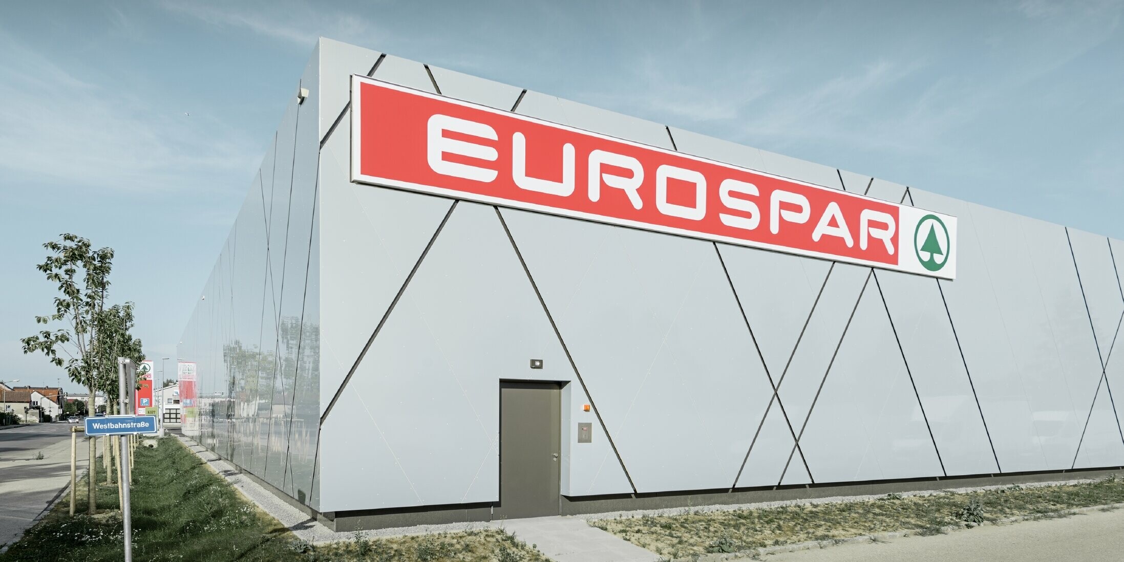 Rückseite der neuen Eurospar Filiale in Wels; Die Fassade wurde mit der Aluminium Verbundplatte von PREFA in der einzigartigen Farbe silver gold verkleidet.