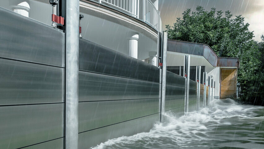 Nahaufnahme des PREFA Hochwasserschutzes aus Aluminium, der stets Hochwasser-Katastrophen Stand hält und das Einfamilienhaus im Hintergrund schützt.