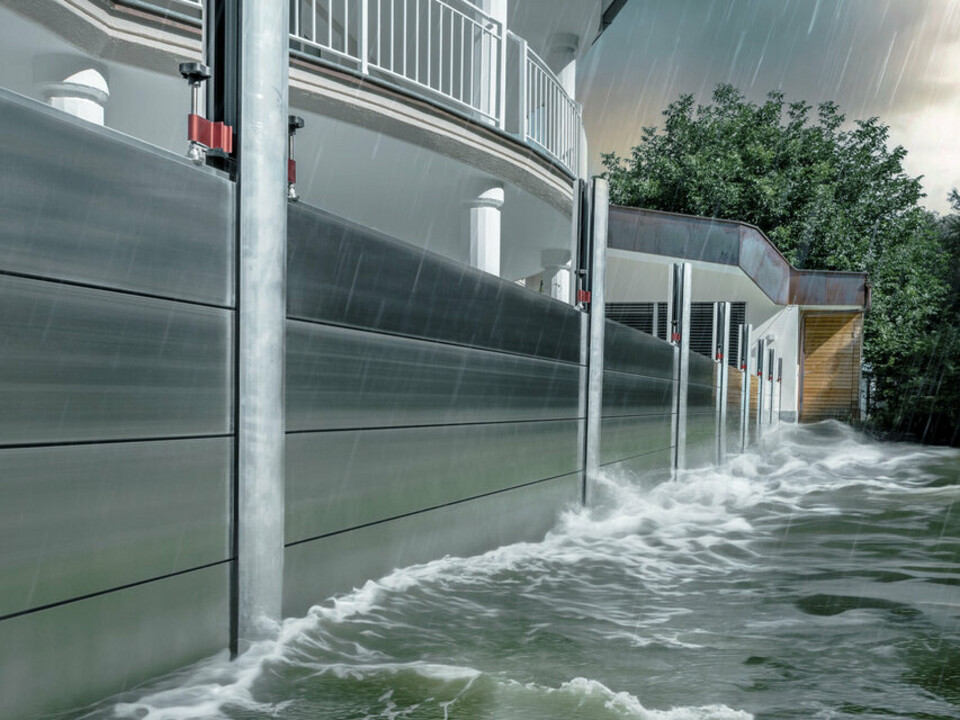Nahaufnahme des PREFA Hochwasserschutzes aus Aluminium, der stets Hochwasser-Katastrophen Stand hält und das Einfamilienhaus im Hintergrund schützt.