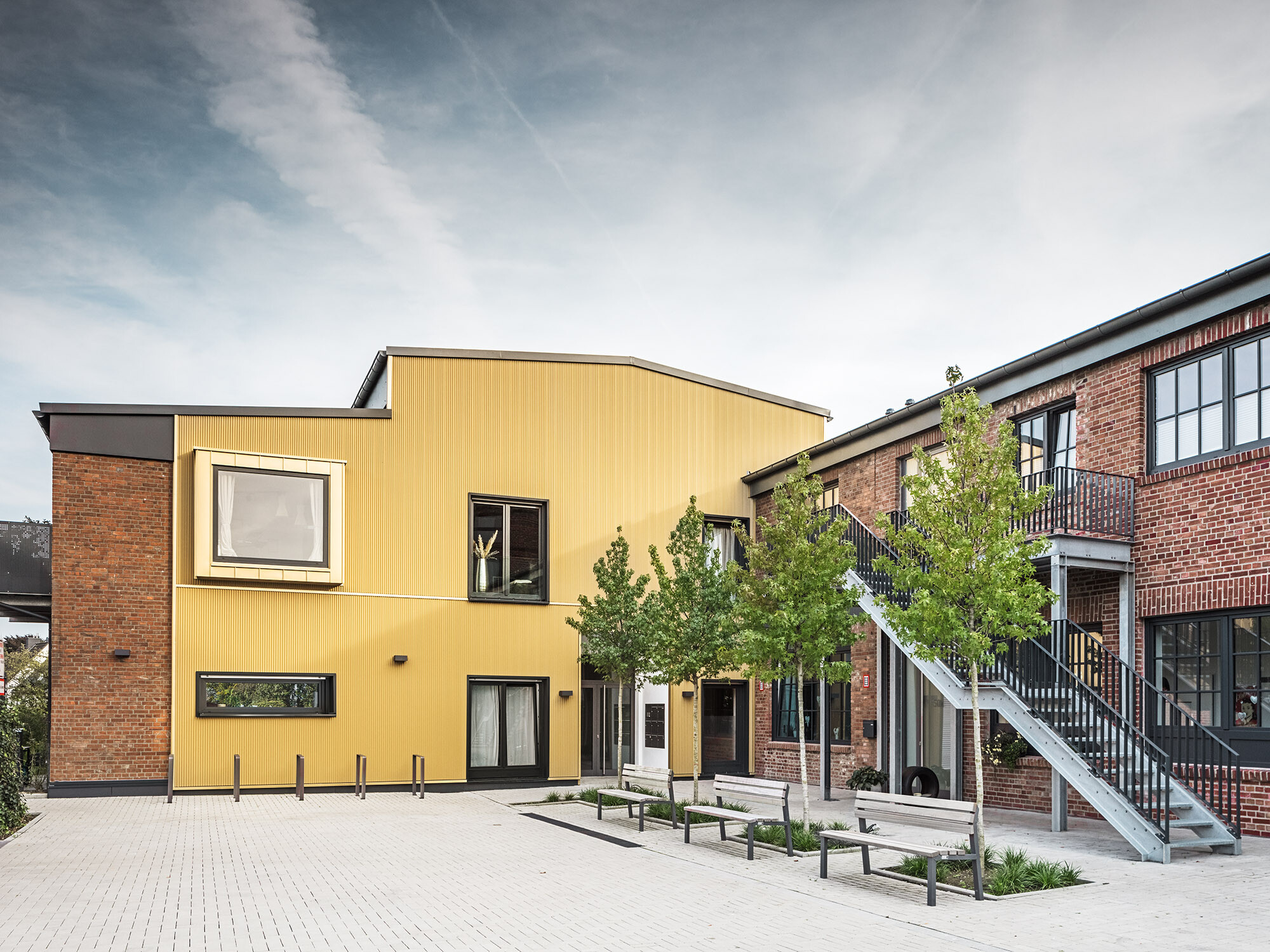 Ein Blick in das Areal der Kellerhöfe mit den Klinker- und Aluminiumfassaden des ehemaligen Fabriksgebäudes.