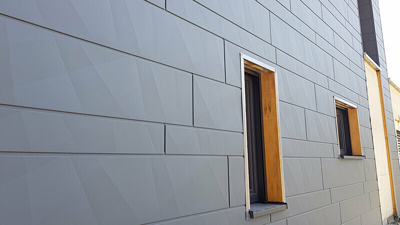 Rénovation d'une maison individuelle avec une façade en Siding.X PREFA dans la teinte anthracite.