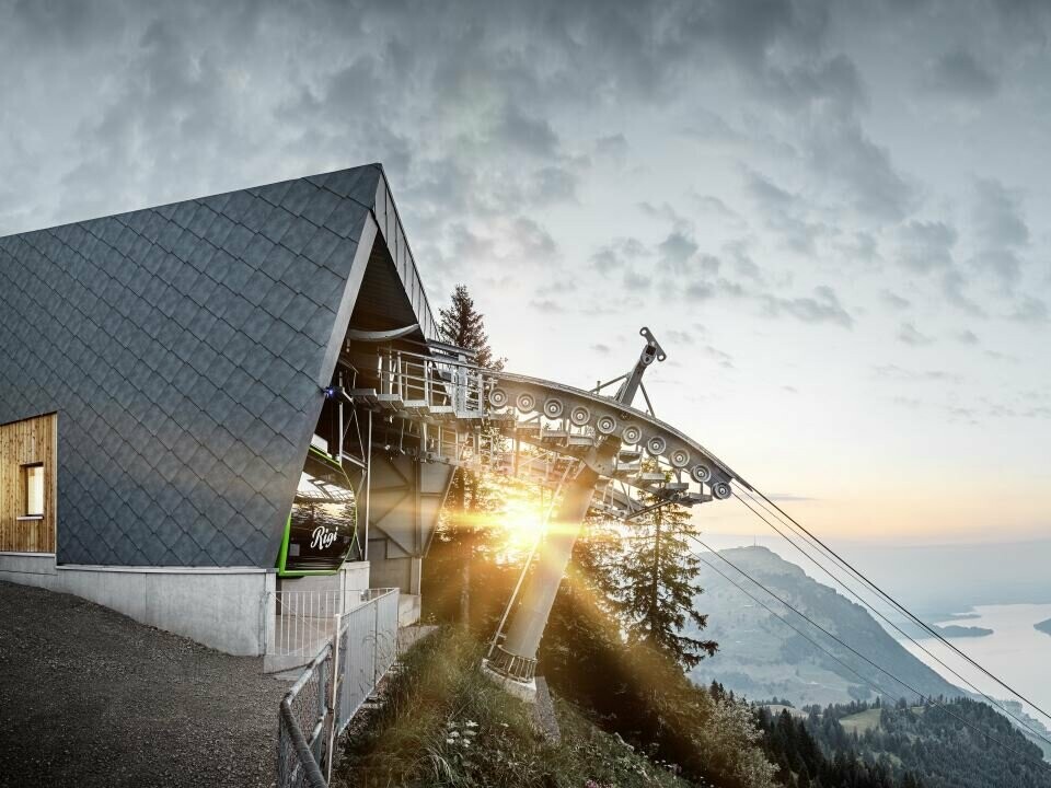 Die Rigi Scheidegg Bahn bei Sonnenuntergang, eingedeckt mit PREFA Wandrauten 44 × 44 in P.10 Steingrau