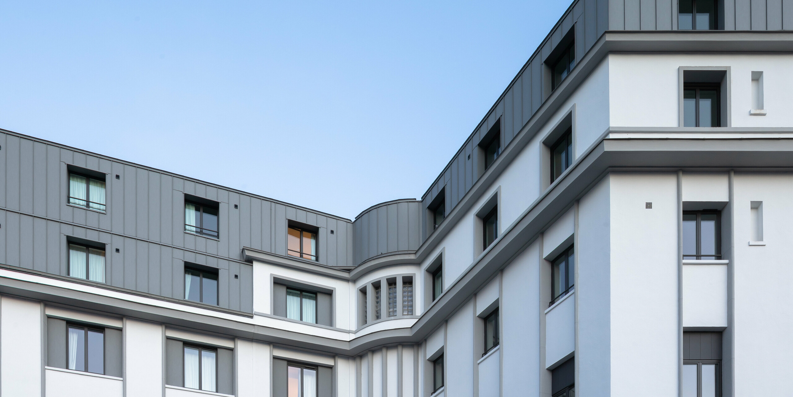 Seitliche Aufnahme des Odalys Studentenwohnheims in Le Mans. Das Gebäude wurde mit PREFALZ in Patinagrau verkleidet. 