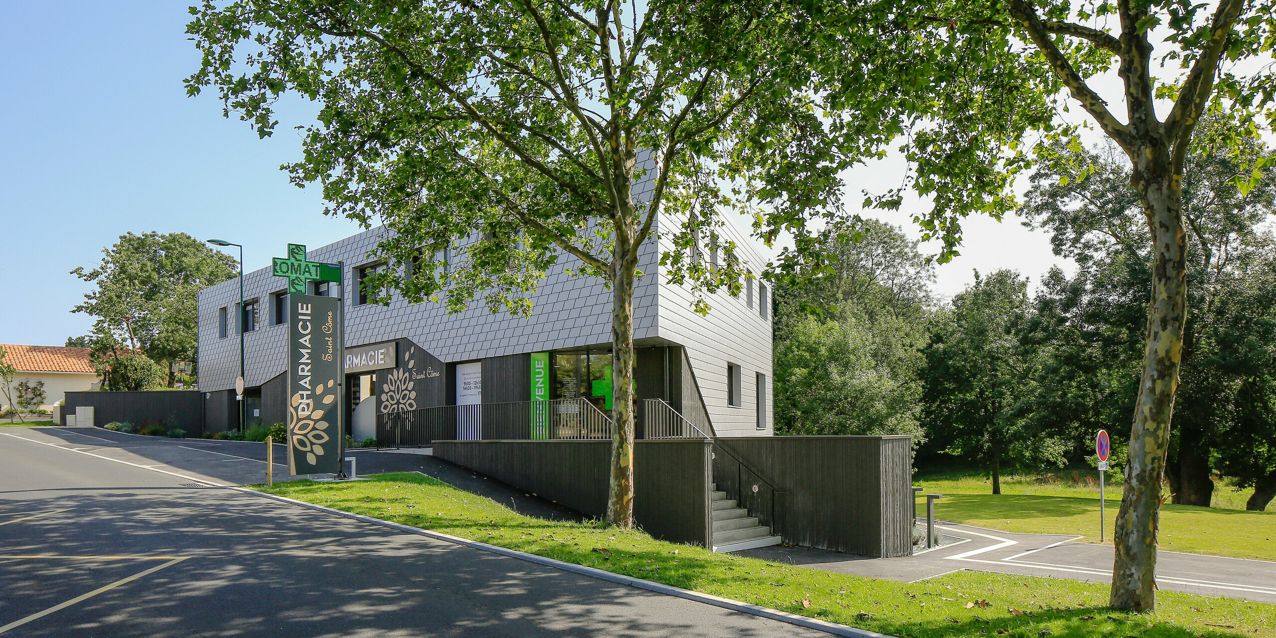 Straßenseite des Gesundheitszentrums in Le Landreau mit einer Fassade aus PREFA Wandschindeln in Silbermetallic