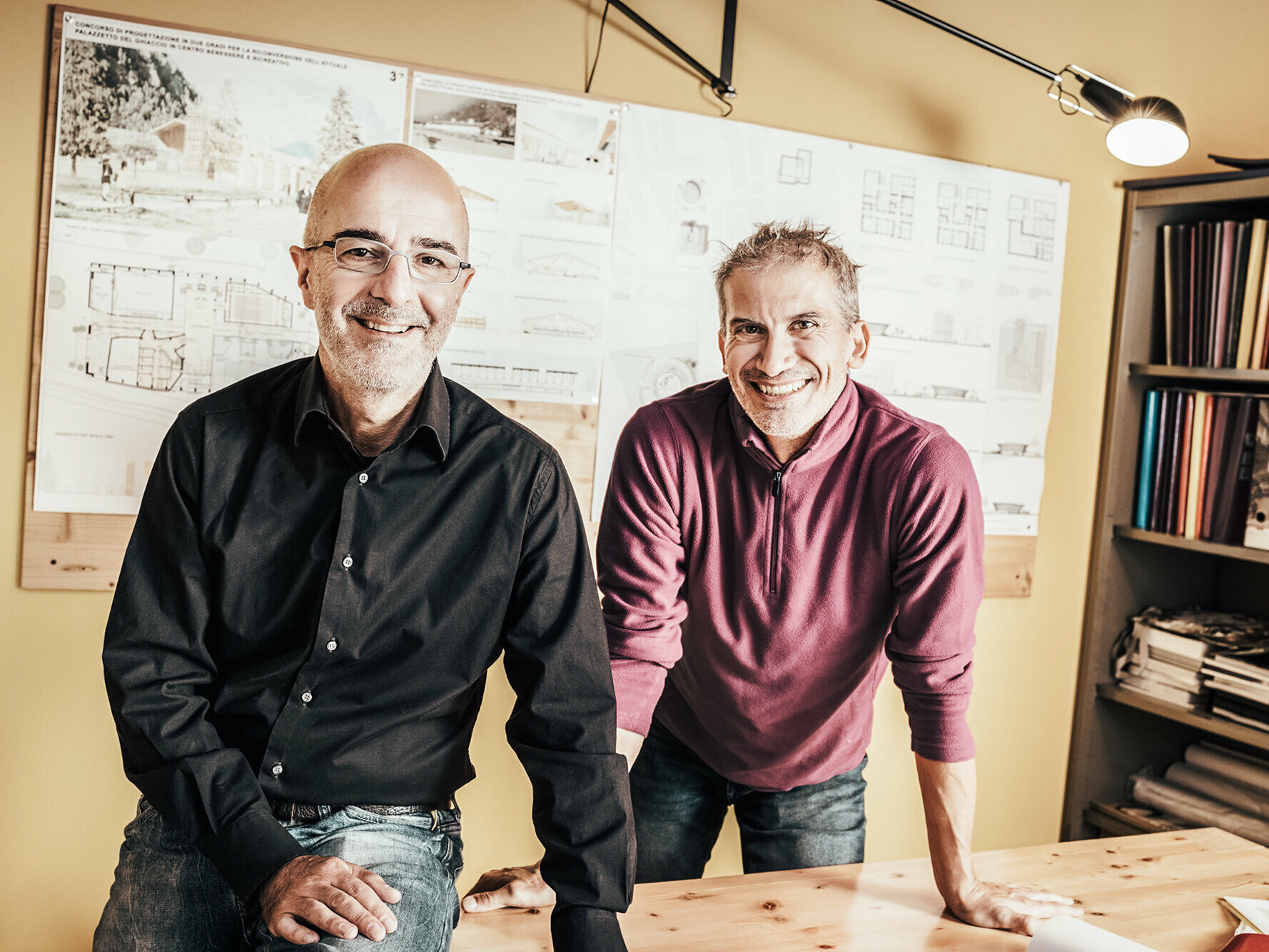 Portrait der Architekten in deren Studio.