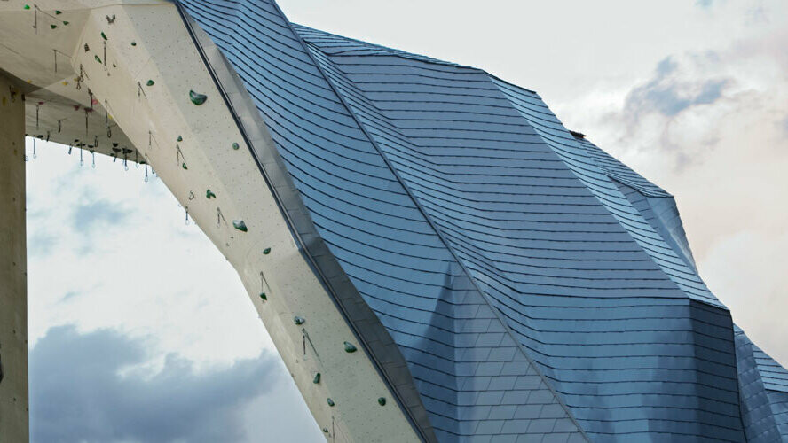 Kletterturm in Imst mit PREFA Wandschindeln in der Farbe Silbermetallic