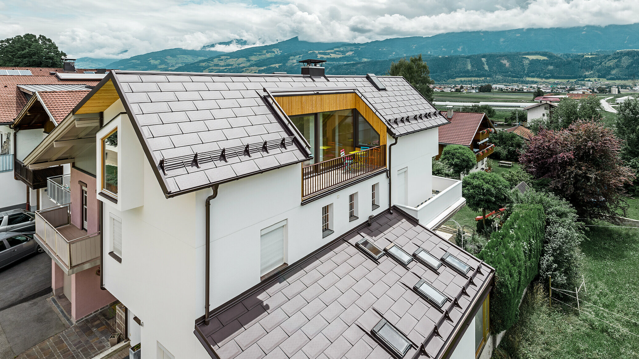 Das neue Wohnhaus in Thaur wurde mit der neuen Dachplatte R.16 von PREFA in Braun eingedeckt.