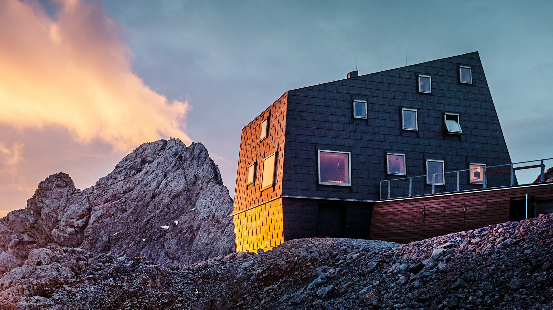 Neugebaute Schutzhütte am Dachstein mit PREFA FX.12 Dach- und Fassadenpaneel aus Aluminium in P.10 Steingrau