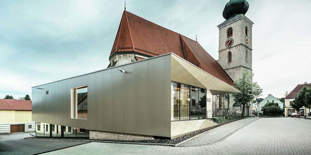 Das moderne Pfarrzentrum in Sierning wurde an der Fassade und der Untersicht mit PREFABOND in Bronze verkleidet