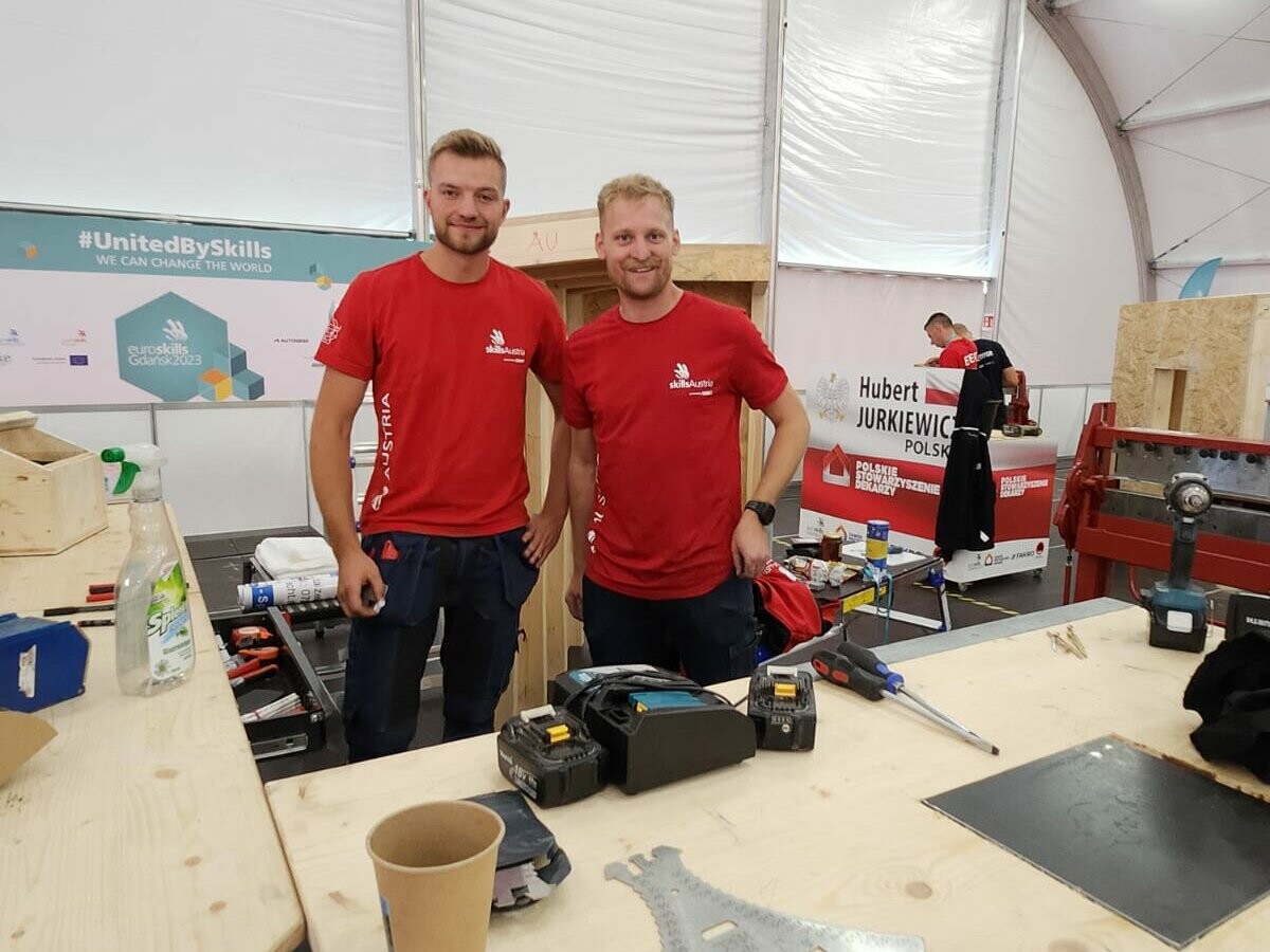 Teilnehmer René Krumphuber und sein Experte Marcel Peer bei den EuroSkills 2023 in Gdansk, Polen.