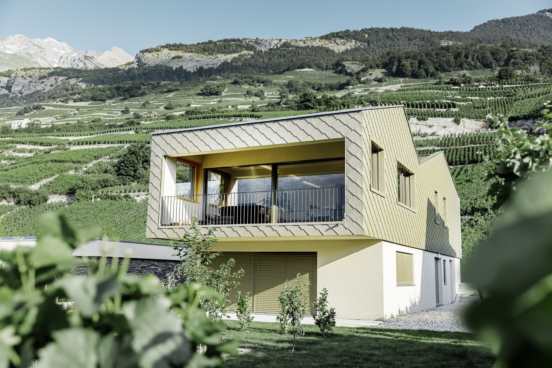 modernes Einfamilienhaus mitten in den Weinbergen des Rhônetals mit 4 unterschiedlichen Dachflächen und offener Galerie mit einer Rautenfassade in bronze