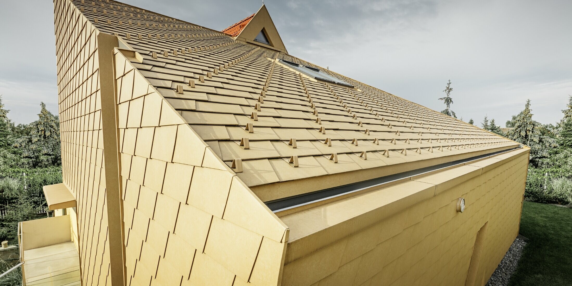 Hauszubau ohne Dachvorsprung mit innenliegender Rinne; Verlegt wurde die PREFA Schindeln in Sandbraun