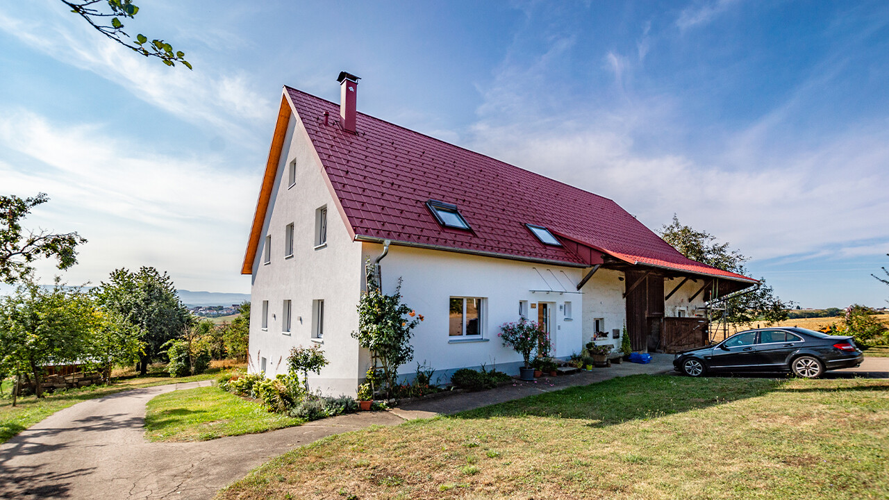 Alter kleiner Bauernhof am Land, schön saniert mit der PREFA Dachplatt in Oxydrot.