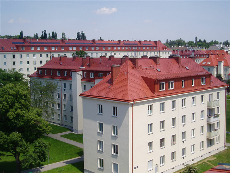 Gemeindebau in Wien mit PREFA Dachschindeln in Kupferbraun