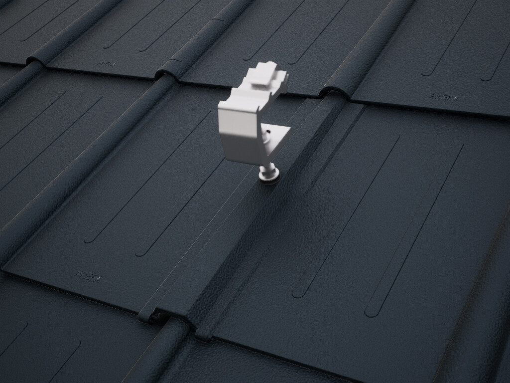 Detailansicht des PREVARIO Sunny Spezial Solarhalters, montiert auf einem dunklen mit PREFA Dachplatten eingedecktem Dach.