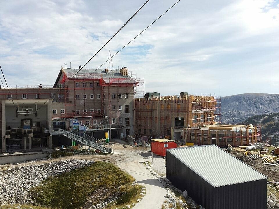 Das Restaurant der Bergstation Krippenstein während der Sanierungsarbeiten am gesamten Dach.