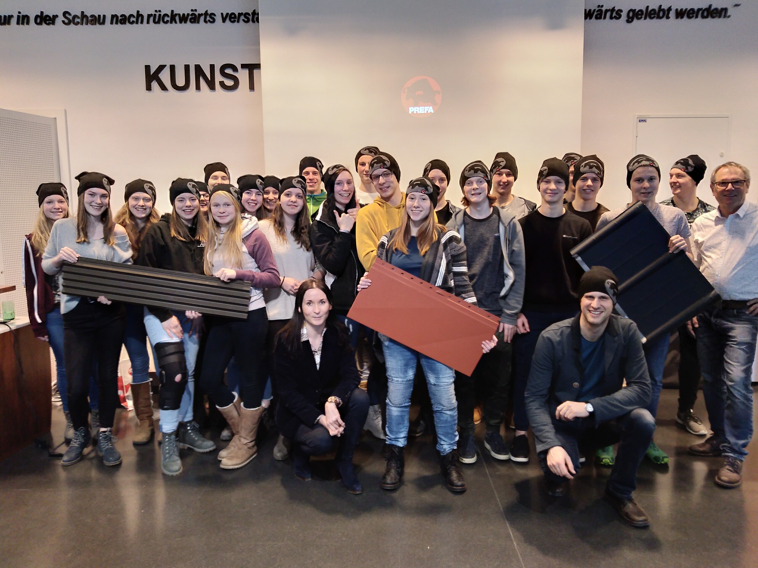 Gruppenfoto der Schulklasse der HTBLA Hallstatt und Objektberaterin Ursula Obernosterer von PREFA