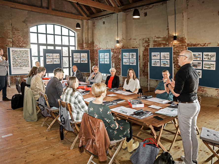 Beim Expertendialog in Grafenegg kamen Architekten und Experten aus Österreich, Deutschland, Schweiz und Norwegen zusammen, um Objekte für die PREFARENZEN 2023 auszuwählen. Jürgen Jungmair erklärt der Expertenrunde etwas.