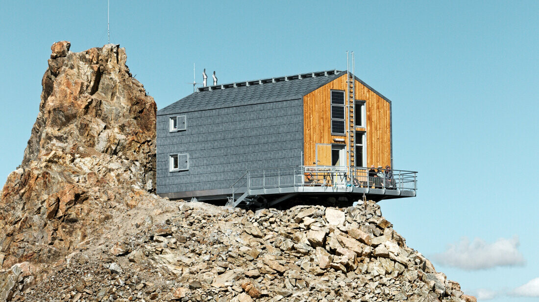 Frisch sanierte Schutzhütte Refuge de L´Aigle mit dem PREFA Dach- und Fassadenpaneel FX.12 in P.10 Steingrau.