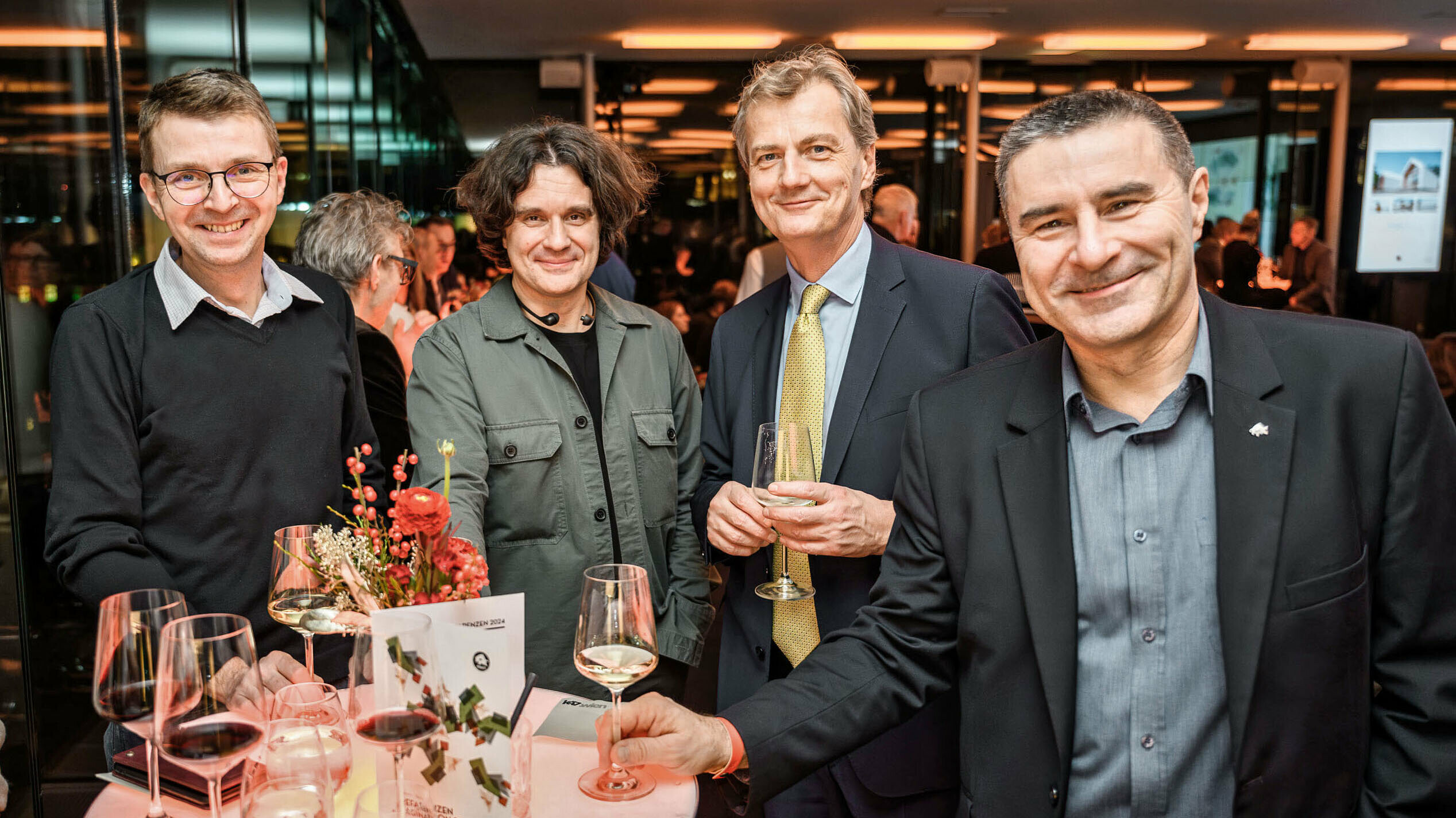 Die Architekten Jakub Našinec und Aleš Kubalík vom tschechischen Büro Sporadical mit Dieter Kirchknopf und Aleš Slivka von PREFA Tschechien.