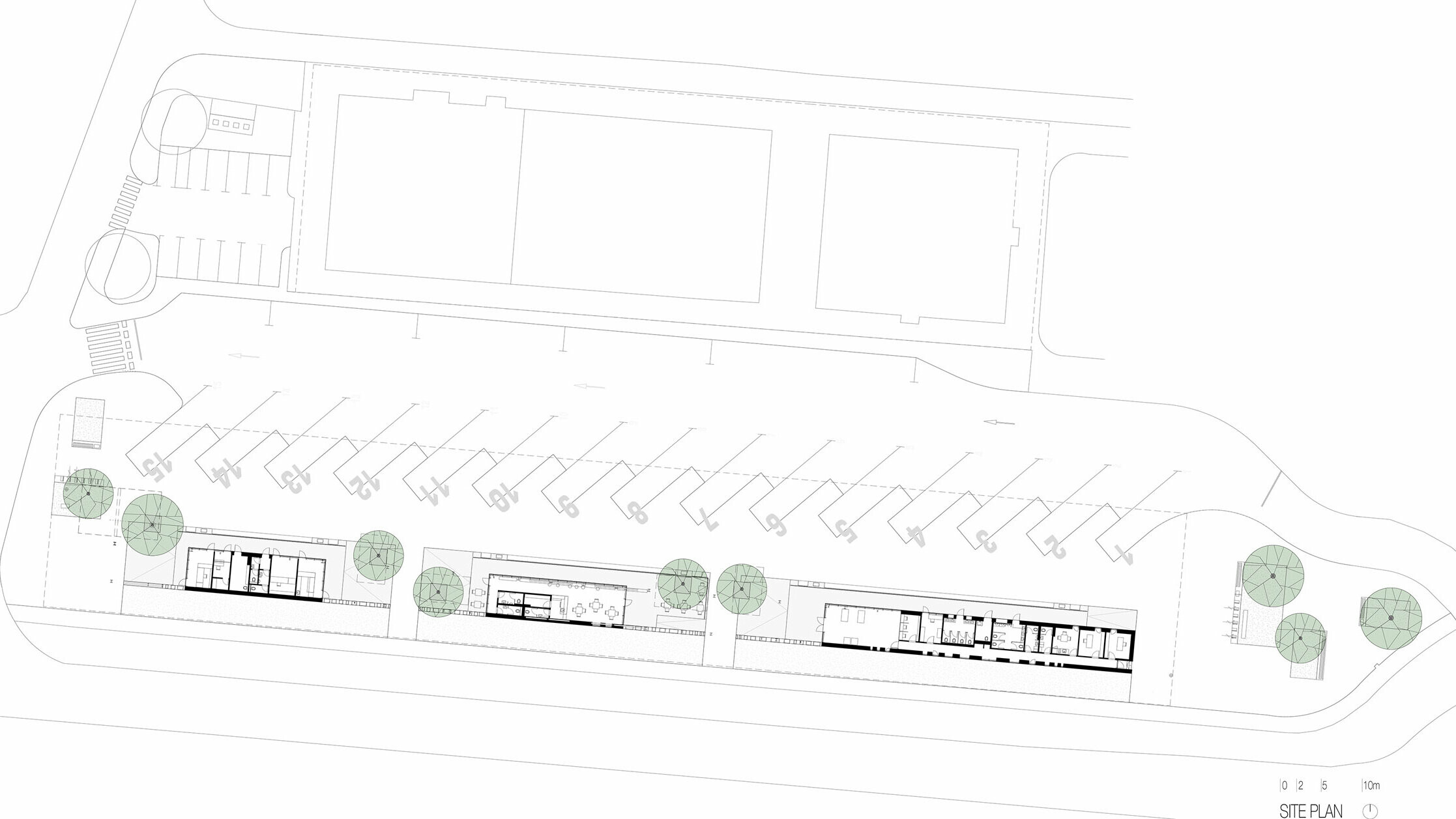 Der Lageplan zeigt die Übersicht der Bushaltestelle "Autobusni Kolodvor Slavonski Brod" in Kroatien. Die Zeichnung illustriert die Anordnung der Bussteige und Parkplätze sowie die Gebäude und Grünflächen auf dem Gelände. In der Mitte des Plans sind die Gebäude der Haltestelle zu sehen, die durch mehrere Bäume unterbrochen werden. Die Bussteige sind nummeriert und entlang der oberen Seite des Plans angeordnet, während die Parkplätze sich im unteren Bereich befinden. Der Lageplan bietet eine klare Darstellung der gesamten Anlage und ihrer strukturellen Elemente, einschließlich Wege, Parkflächen und Begrünungen.
