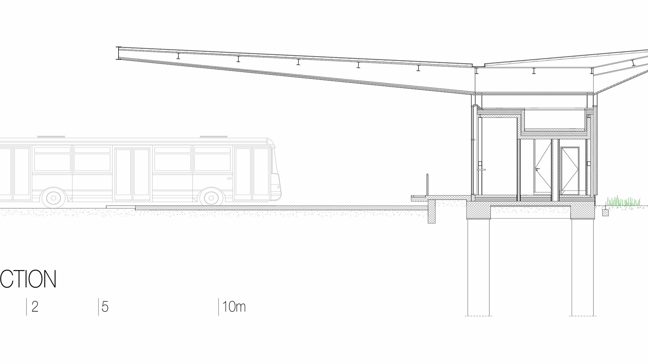 Die Zeichnung zeigt einen Querschnitt durch die Bushaltestelle "Autobusni Kolodvor Slavonski Brod" in Kroatien. Der Schnitt illustriert die Konstruktion des Gebäudes, einschließlich des weißen Prefalz-Dachs von PREFA, das auf schlanken Säulen ruht und weit über die darunterliegenden Bereiche hinausragt. Unter dem Dach befinden sich die Innenräume der Haltestelle mit klaren Linien und großen Glasflächen. Die Zeichnung zeigt auch die Fundamentkonstruktion und die unterirdischen Stützen, die die Struktur tragen. Auf der linken Seite ist ein Bus dargestellt, der die Größenverhältnisse veranschaulicht. Der Querschnitt betont die moderne und funktionale Bauweise der Haltestelle sowie die Integration von Glas und Aluminium in das Design.