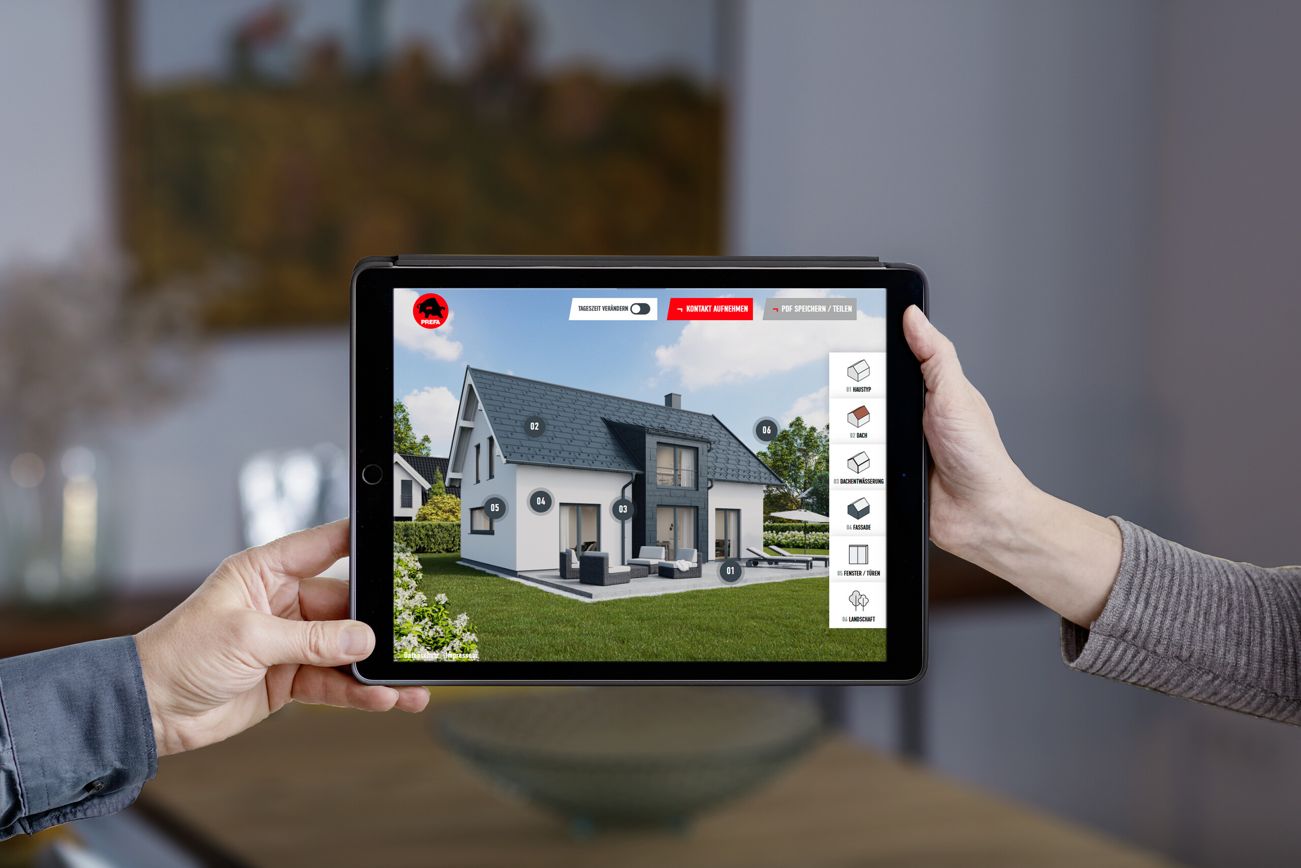 Zwei Hände halten ein Tablet. Auf dem Tablet ist die Seite des PREFA Dach- und Fassadenkonfigurators geöffnet.