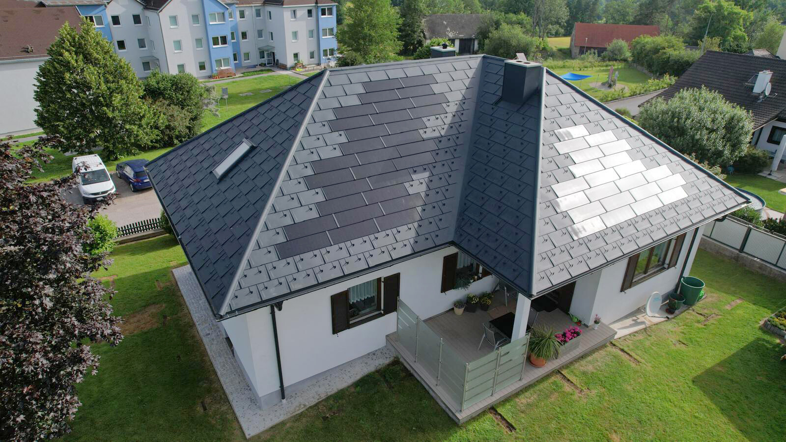 Ein klassisches Einfamilienhaus in Weitra, Niederösterreich, das mit den innovativen PREFA Solardachplatten und Dachplatten R.16 saniert wurde. Das Dach vereint hochwertige Aluminiumprodukte und fortschrittliche Solartechnologie, um nachhaltige Energie zu erzeugen und gleichzeitig stilvollen Schutz zu bieten. Die PREFA-Bedachung verleiht dem Haus ein elegantes und zeitgemäßes Erscheinungsbild. Die innovativen Solardachplatten tragen zudem zur umweltfreundlichen Energiegewinnung bei. Das hochwertige Blechdach steht für Langlebigkeit, Witterungsbeständigkeit und Energieeffizienz.