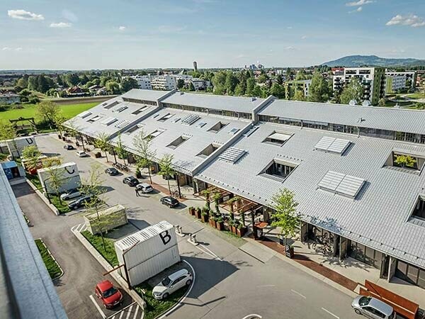 Panzerhalle in Salzburg eingedeckt mit der Dachplatte in Silbermetallic;