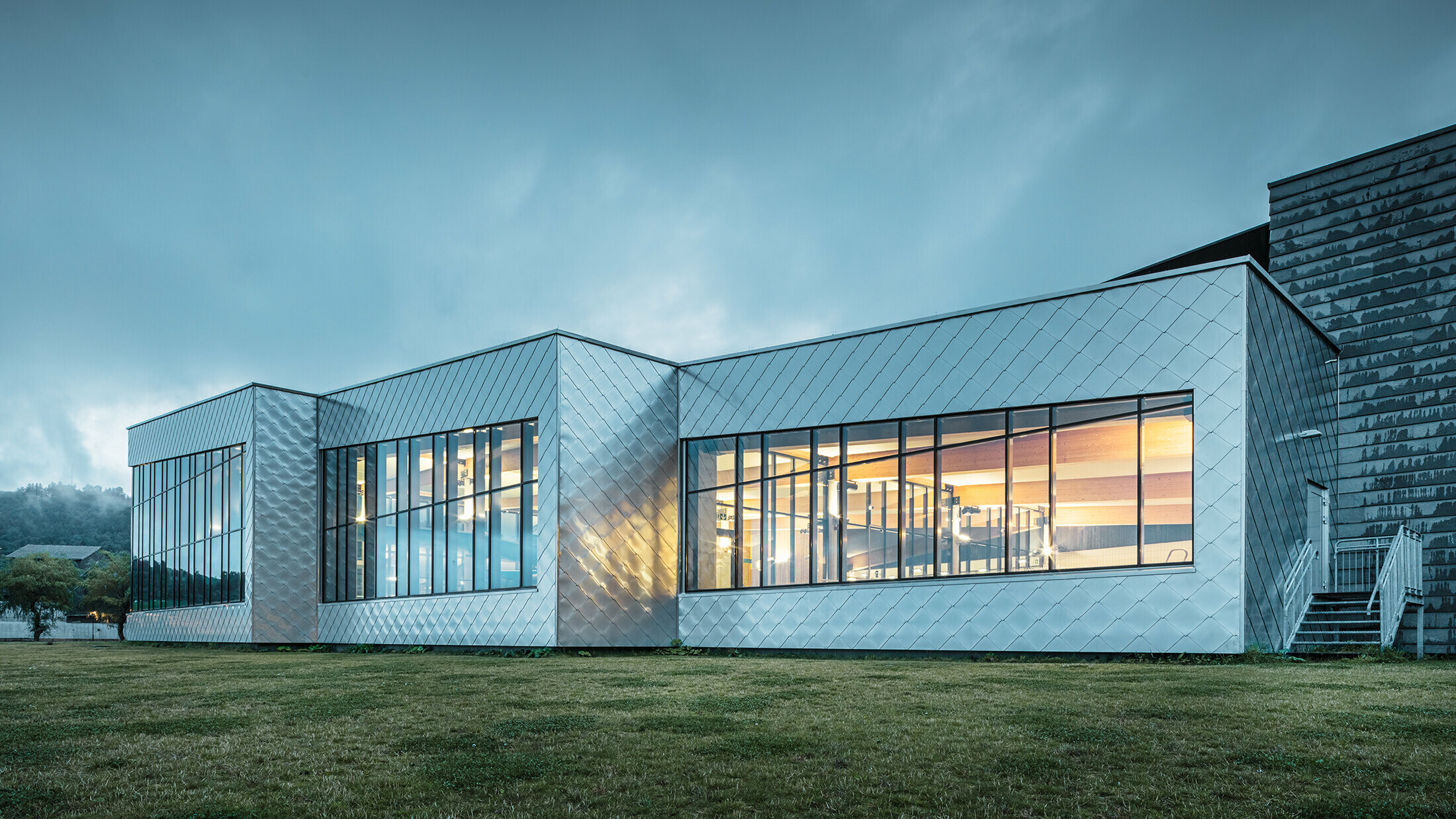 Silber glänzende PREFA Rauten schmücken die Fassade der atemberaubendeden Schwimmhalle "Hardangerbadet" in Norwegen.