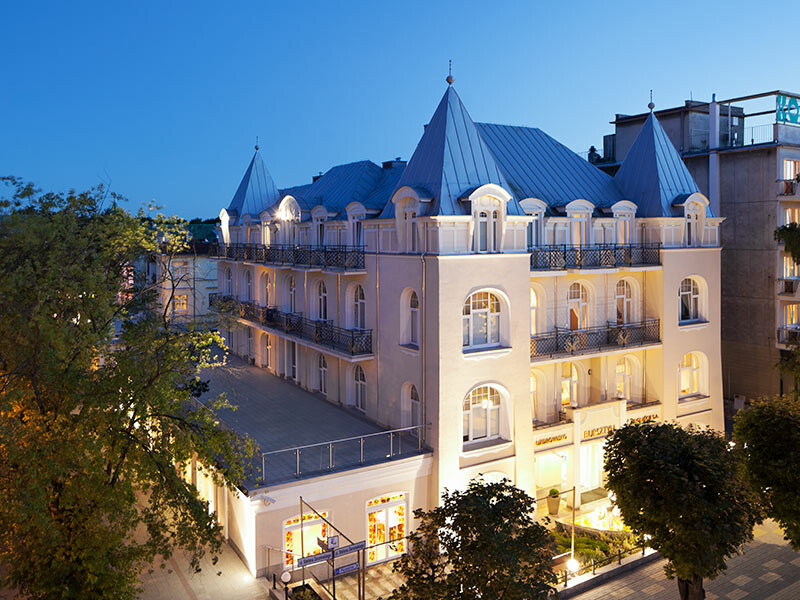 Thermenhotel Bursztyn in Polen mit neuem Falzdach von PREFA in Silbermetallic.