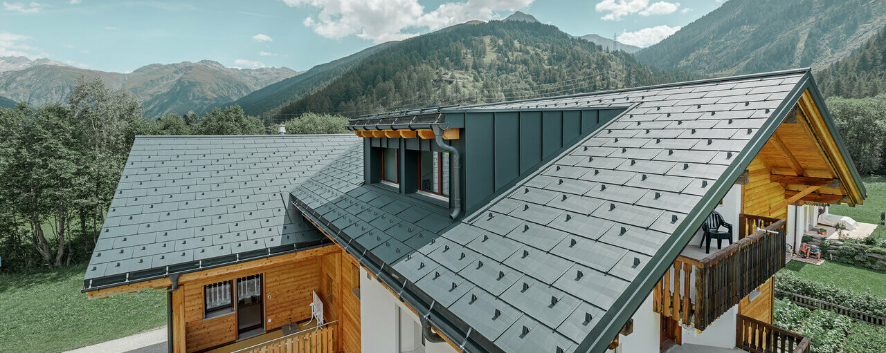 Mehrfamilienhaus in ländlicher Umgebung mit PREFA Dacheindeckung in der Farbe Anthrazit