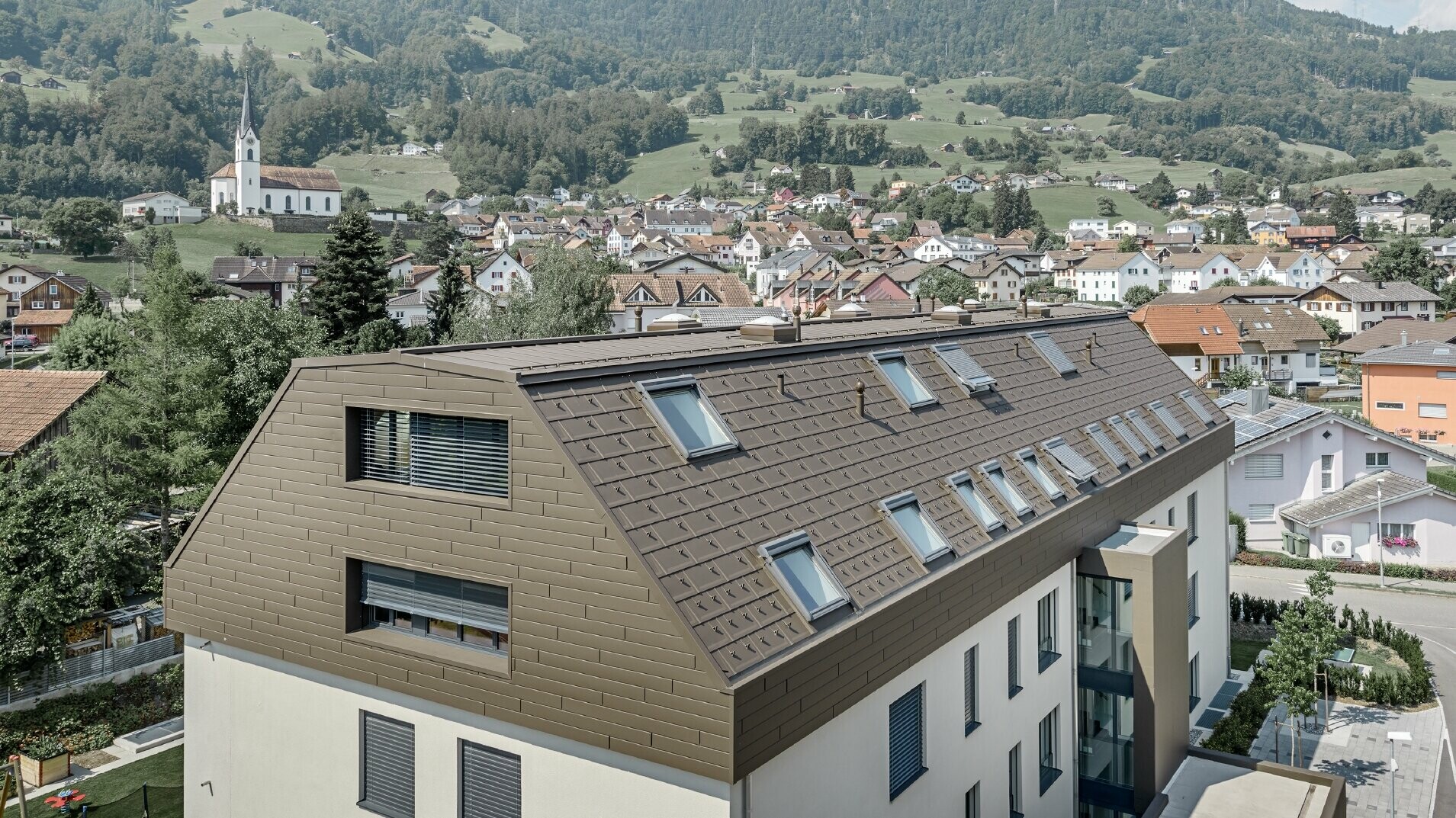 Dachgeschoßausbau des Wohnhauses in Wangs mit braunen Alu-Paneelen von PREFA für Dach und Fassade.