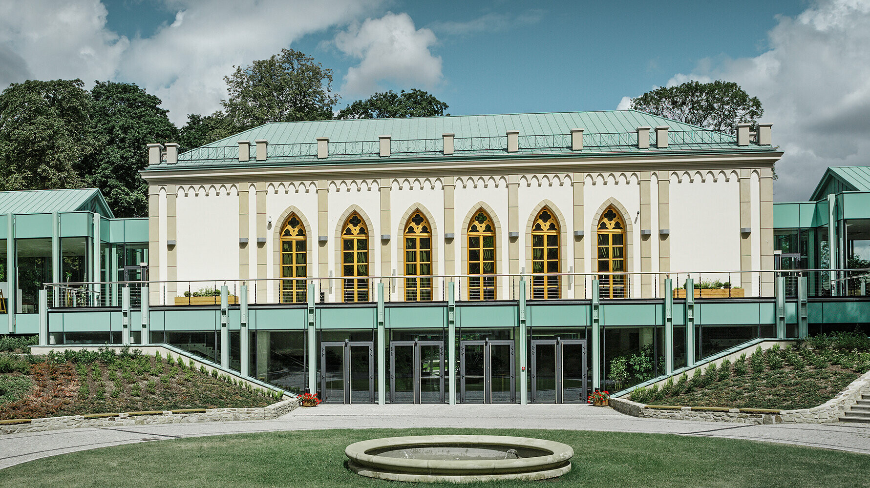 Das polnische Museum Opinogóra wurde bei der Dachsanierung mit Prefalz und Falzonal in Patina Grün eingedeckt.