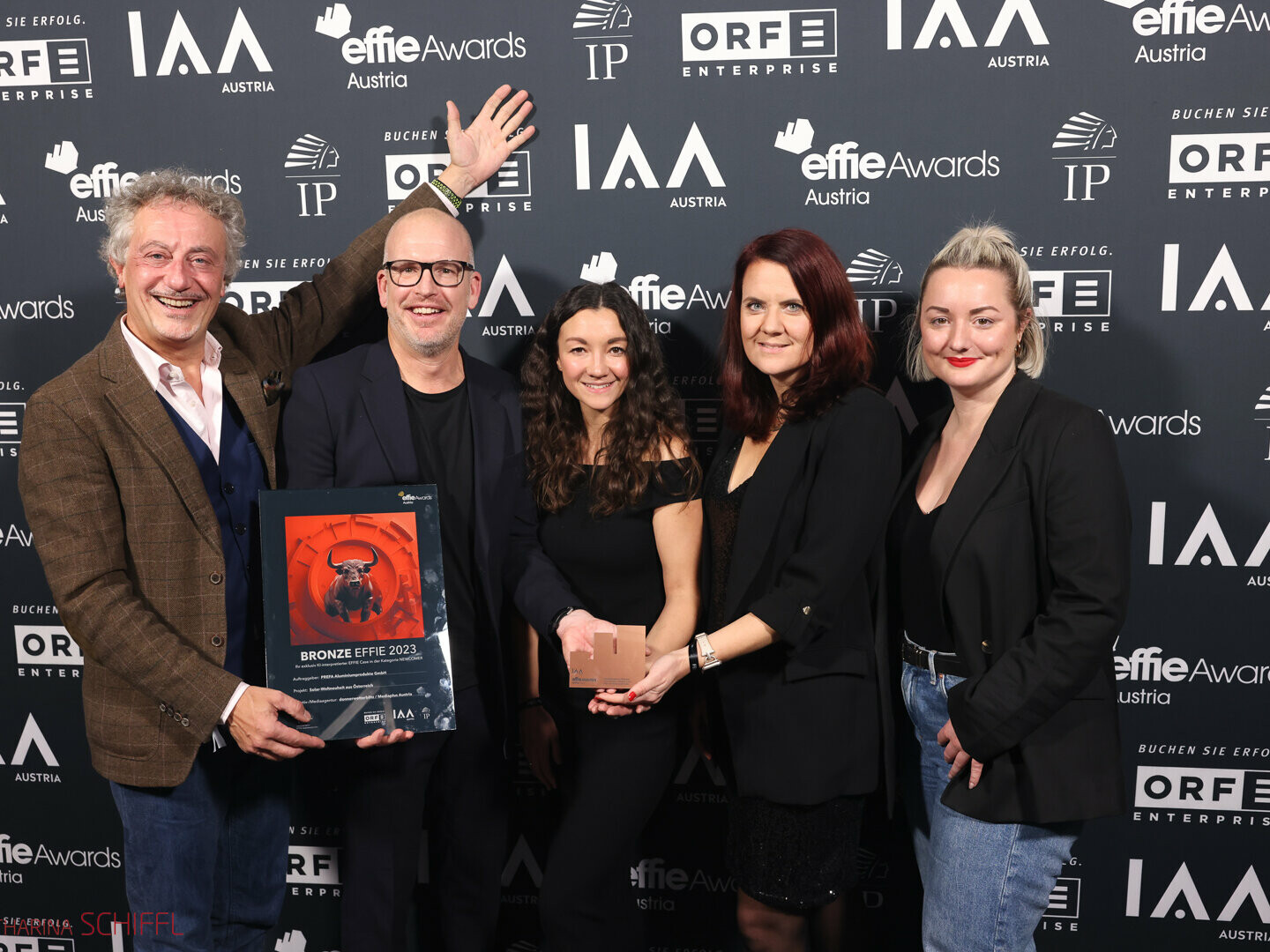 Von linksn ach rechts: Raffaele Arturo (Donnerwetterblitz), Jürgen Jungmair (PREFA), Nora Martys-Moser (Mediaplus); Bettina Almeida (PREFA) und Verena Kehr (Mediaplus)