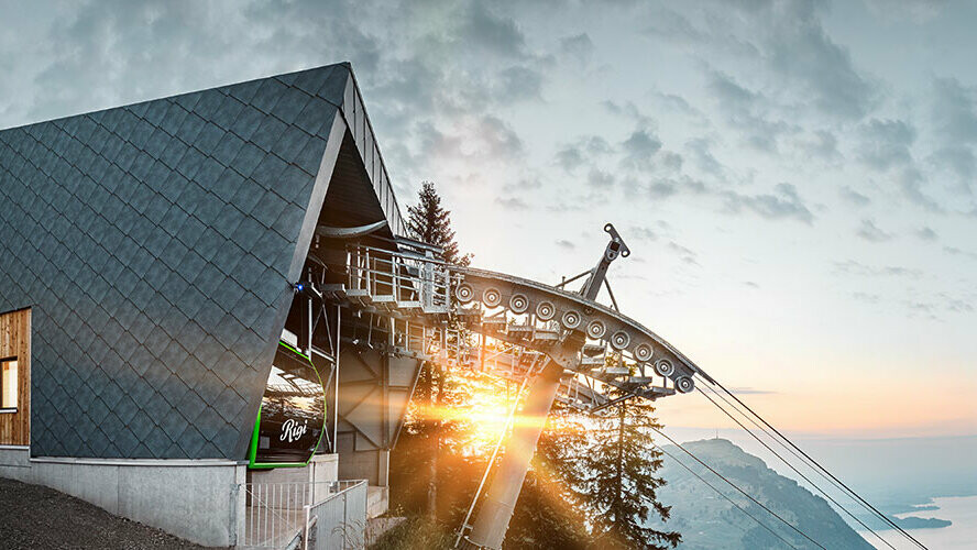 Robuste PREFA Dachrauten in P.10 Steingrau bekleiden dieFassade der Kräbel-Rigi Luftseilbahn in Scheidegg, Schweiz